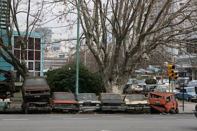 Parkende Autos am Hafen